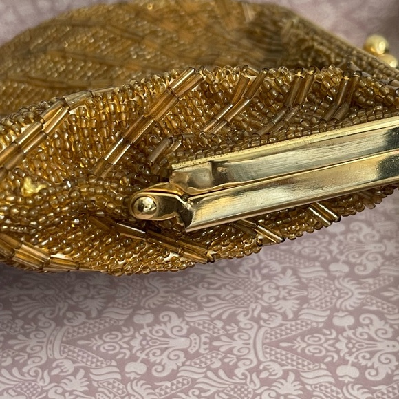 1930’s Gold Beaded ClamShell Design Opera Purse - Picture 13 of 16